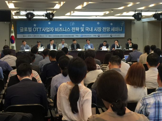 넷플릭스 놓고 갑론을박…위협인가 기회인가