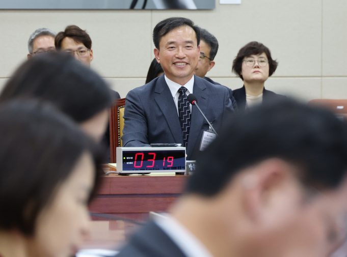 김종철 방미통위원장 후보자 “10대 SNS 제한, 당연히 필요”