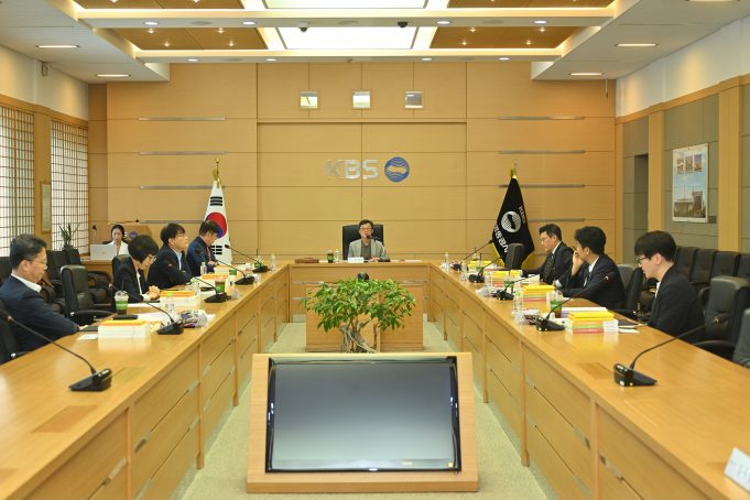 KBS 이사회, 8인 체제로 출범…이사장에 정재권 이사 이사 7명 미임명…15명 정원 충족 시 또는 9월 29일 이후 이사장 재선출