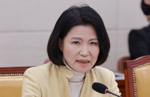 과방위, 민주당 주도로 ‘이진숙 본인 안건 회피’ 결의안 의결 민주 “스컹크 한 마리 들어와 악취” vs 국힘 “다수의 횡포로 스컹크 식 악취 풍겨”